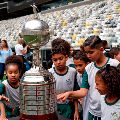 Instituto Galo promove dia histórico a crianças de Esmeraldas na Arena MRV