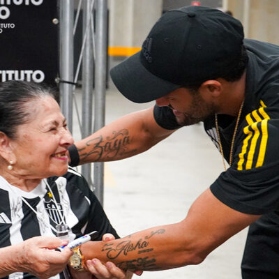 Torcedora de 89 anos realiza o sonho de conhecer ídolo Hulk