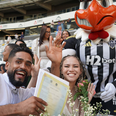 Amor e surpresa na Arena MRV: presidente do Galo presenteia casais em casamento coletivo